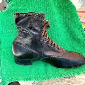 Vintage old shoe /boot, fun for decorating.